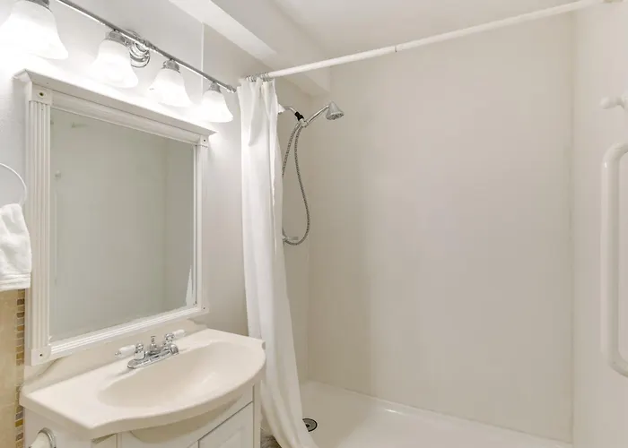 Water Views & Close To Beach: In Havasu Holiday home