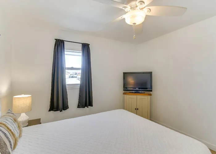 Water Views & Close To Beach: In Havasu Lake Havasu City